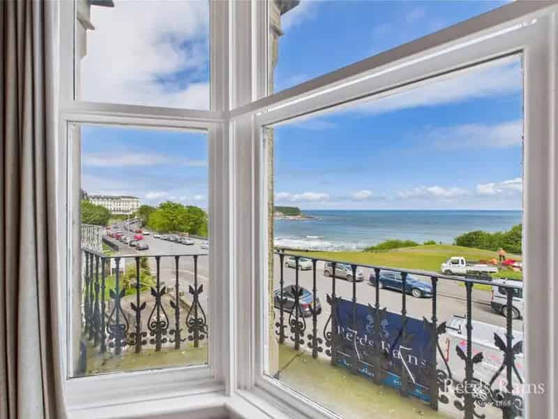 2 Bedroom Flat for Sale Scarborough Sea Views