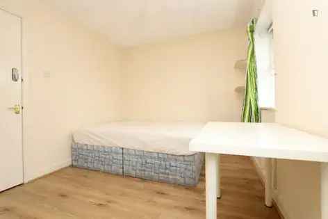 3 Bed House Near Canary Wharf 42m² Newly Refurbished