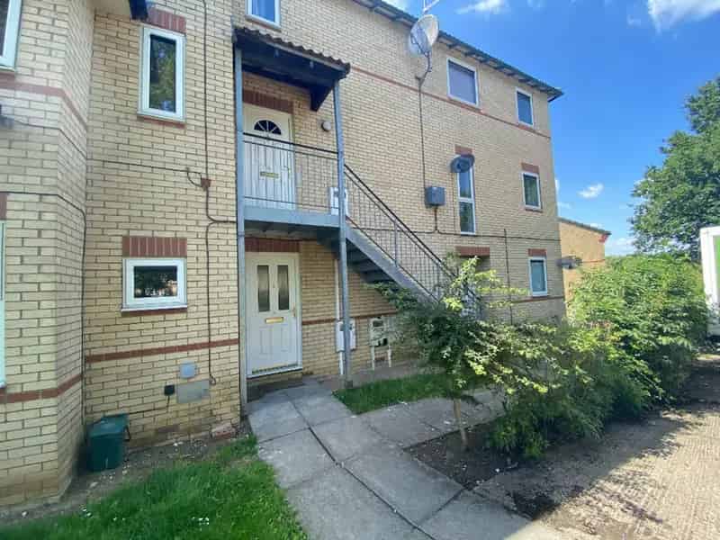2-Bed Ground Floor Home with Modern Kitchen and Bathroom