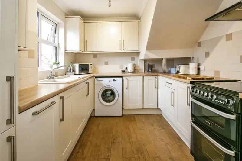 3 Bed End Terrace House Near Poole Quay Ample Parking Modern Kitchen