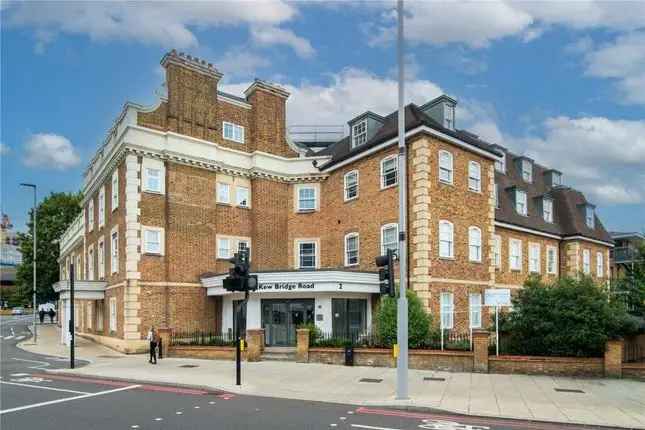 4-Story Residential Building with Planning Permission for 5 Extra Flats Near Kew Bridge Station