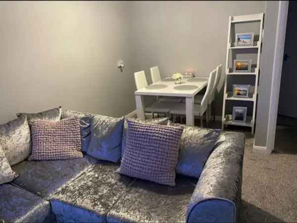Ground Floor Maisonette Near Schools and Train Station