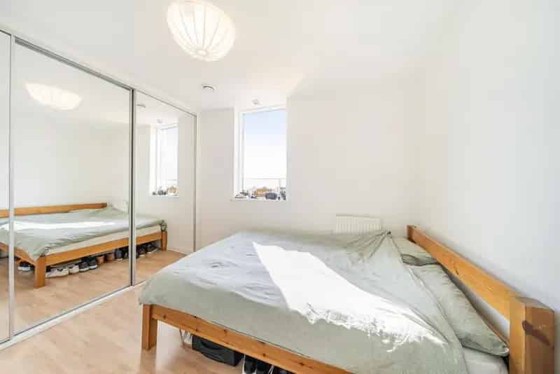 Bright One Bedroom Apartment with Wrap Around Terrace and London Views