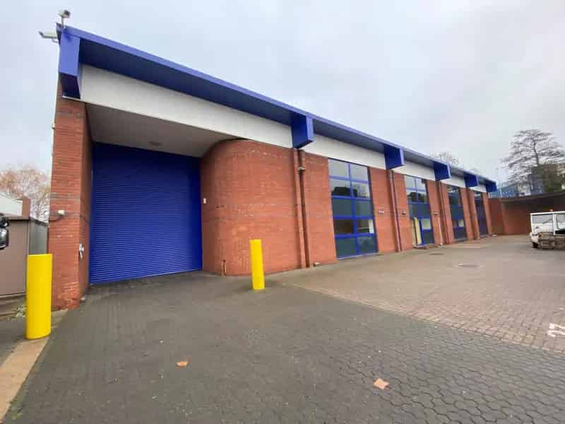High Quality Warehouse Unit with Integral Offices and HGV Parking