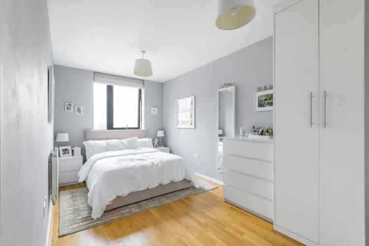 Flat For Sale in London, England