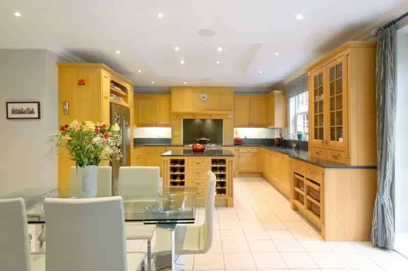 6 Bedroom Detached House to Rent