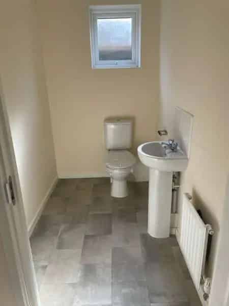 2 Bed 2 Bath Terraced House Near Schools Shops Train Station