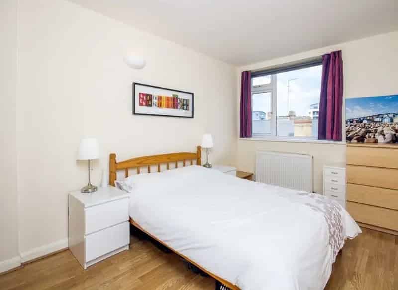 Three Double Bedroom Apartment with Private Roof Terrace in Shadwell
