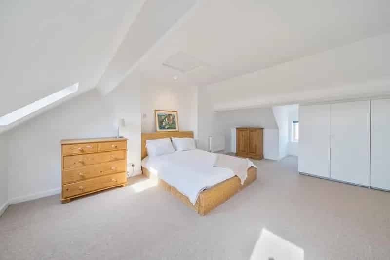 One Double Bedroom Apartment near Southfields Station