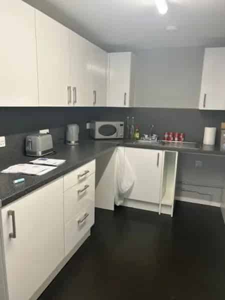 Large 1 Bed Flat New Kitchen & Bathroom Modern Balcony