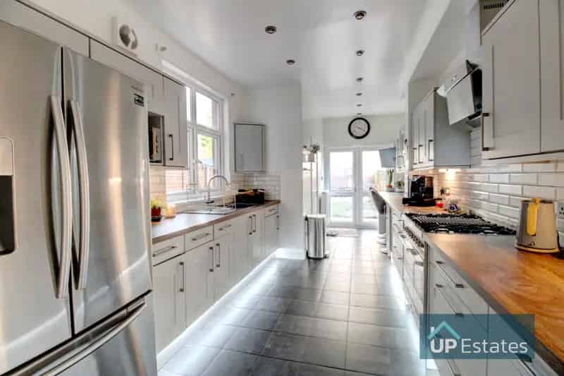 4 Bedroom Victorian Family Home To Rent