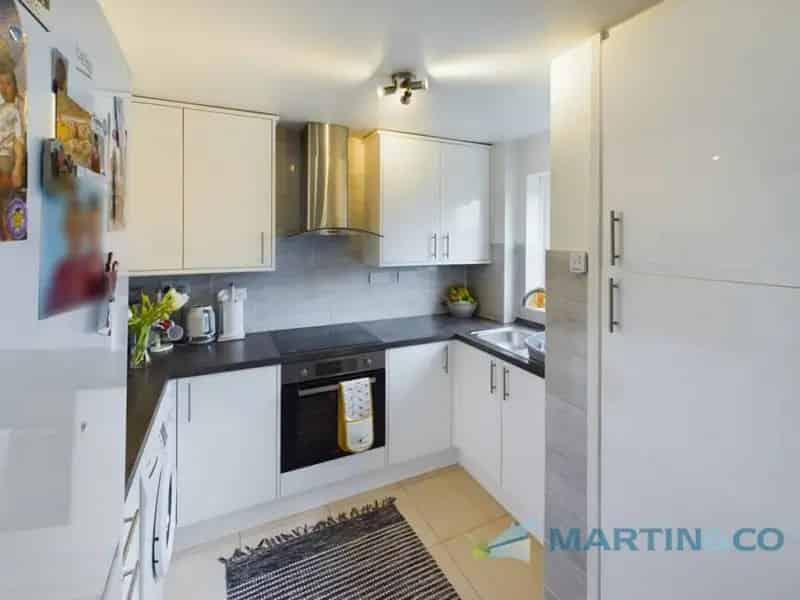 2 Bedroom Flat For Sale Near High Street
