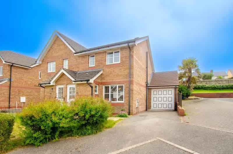 3 Bedroom Semi Detached House To Rent