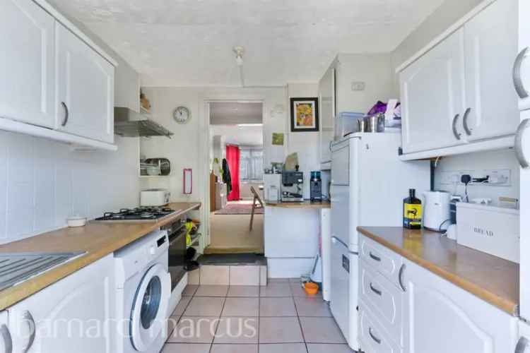 Two-Bedroom House in Feltham Near Amenities and Transport