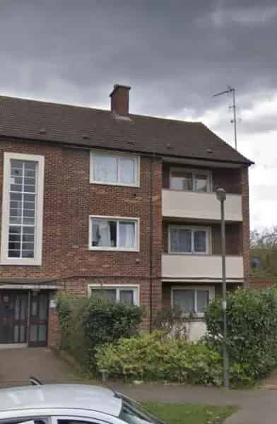 Large 2-Bed Flat with Balconies Parking and Sheds