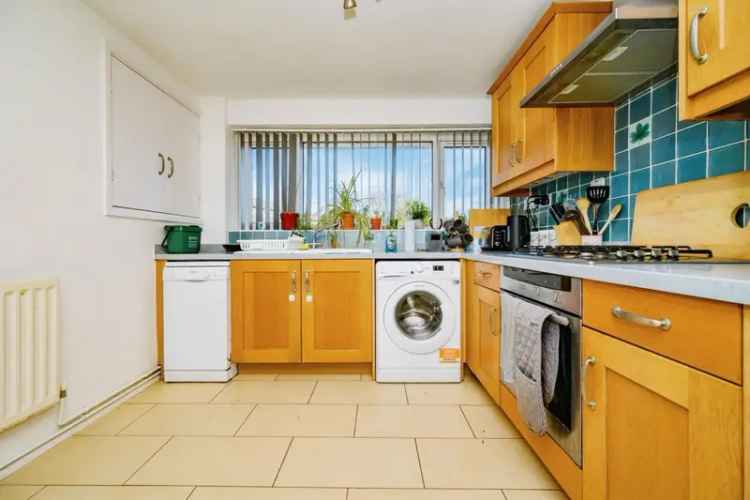 Two Double Bedroom Maisonette Near Shops and Station