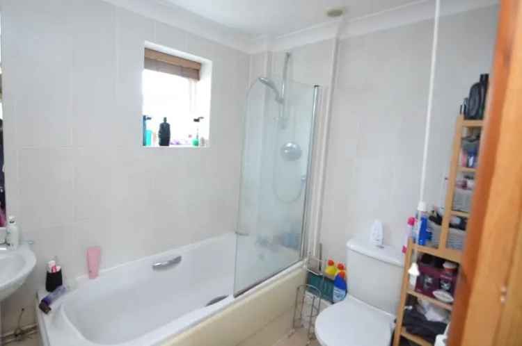 2 Bedroom Maisonette For Sale Near Town Centre