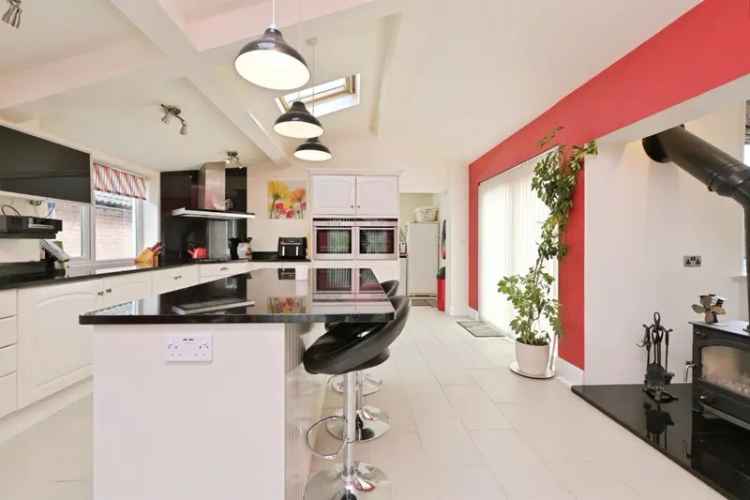 Donington Detached Home 4 Bedrooms Large Garden Triple Garage