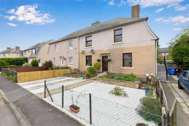 2 Bed Flat Lower with 1 Reception Room