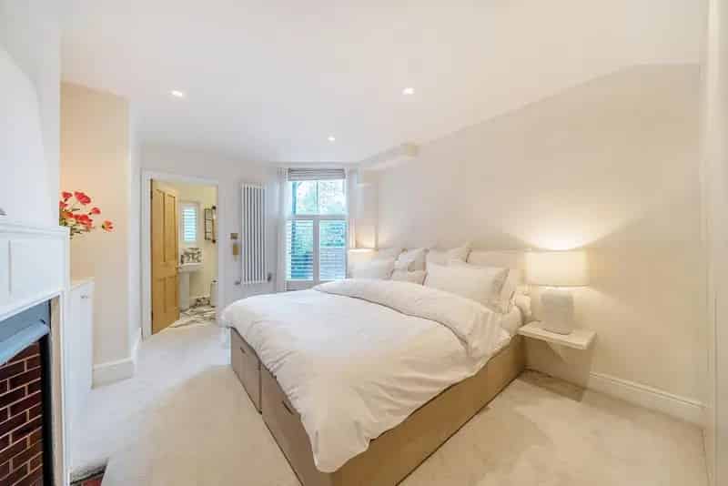 Three Bedroom Edwardian Conversion Flat Chain Free