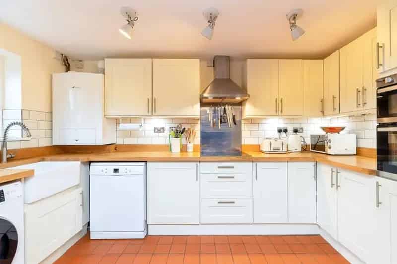 Charming Detached Cottage with Landscaped Garden and Feature Fireplace