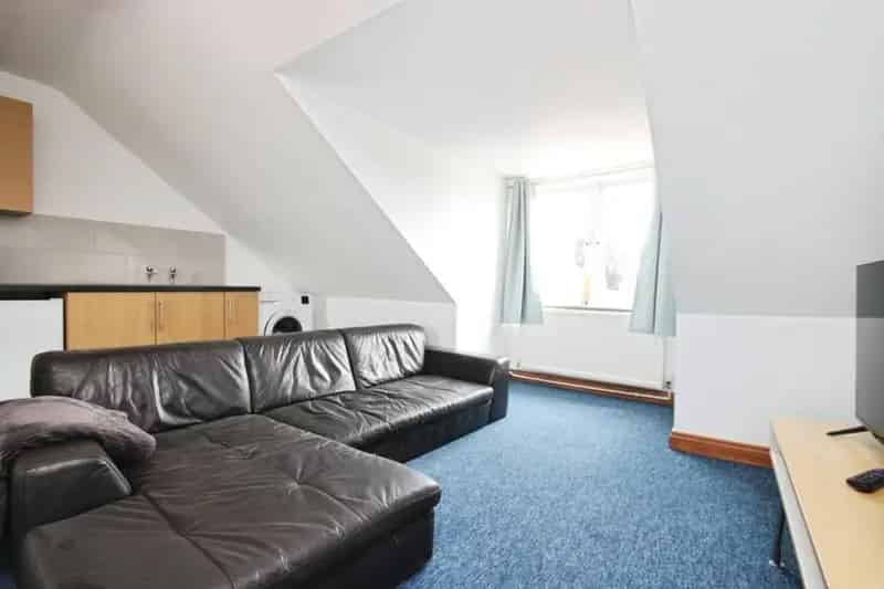 1 Bedroom Flat with Balcony and Far Reaching Views