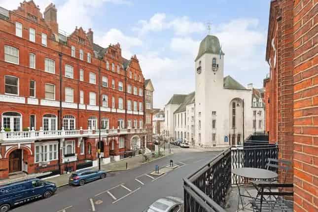 Flat for Sale in Pont Street SW1X 1000 Sqft South Facing Balcony