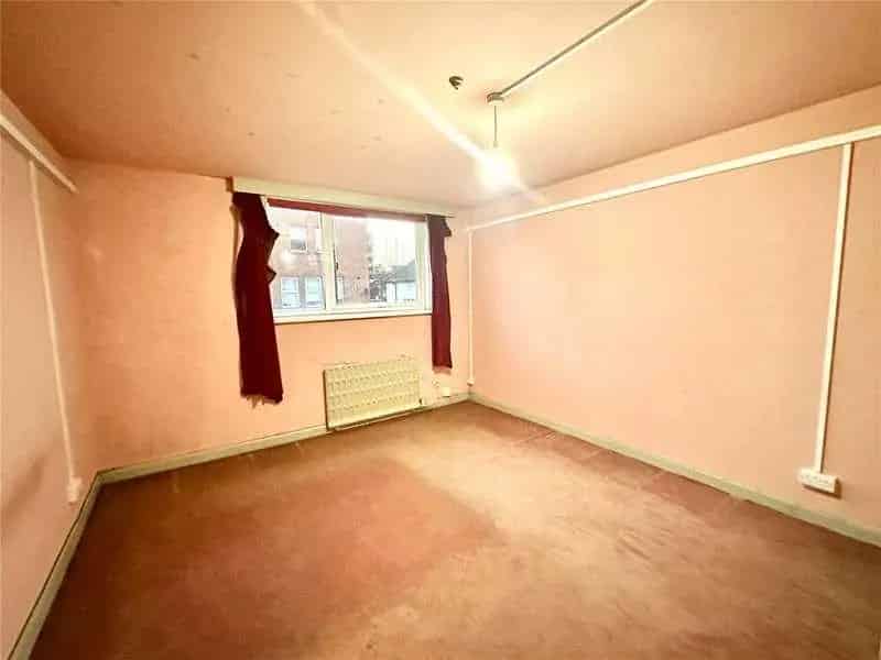 2 bed flat for sale