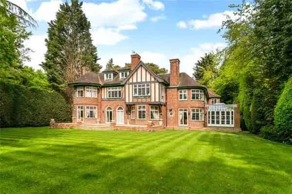 1930s Family Home in Exclusive Setting near Moor Park Golf Course
