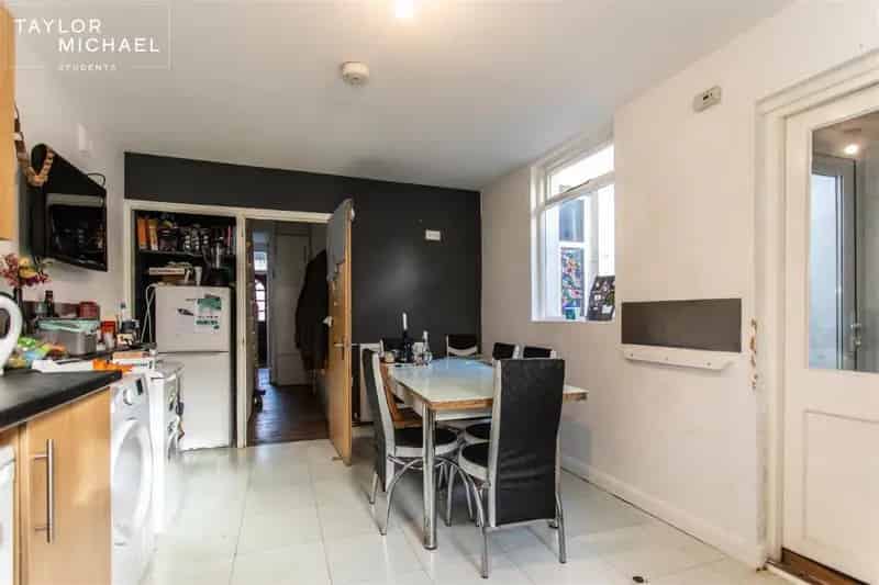 6 Bedroom Student House Bills Included Furnished 11 Month Tenancy