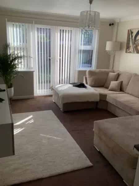 2 Bedroom House Newly Decorated Near Amenities