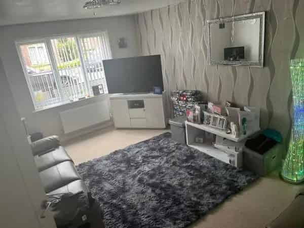 4 Bed House with Ensuite, Large Garden & Driveway
