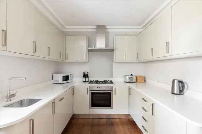 Flat for sale in Elm Park Gardens, Chelsea, London SW10