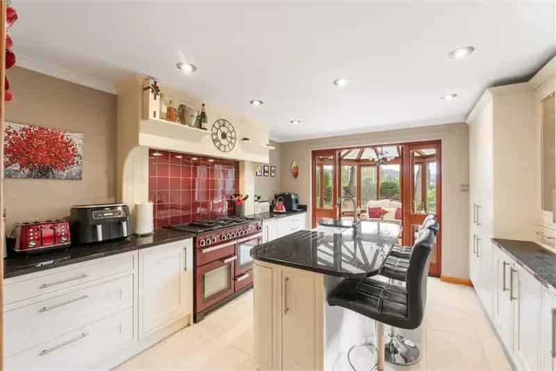 4 Bed House - Detached with 3 Reception Rooms