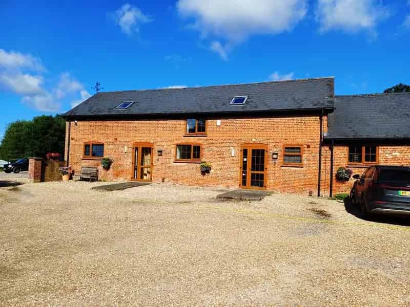 Granary Court Office Unit 2: Charming Rural Business Space