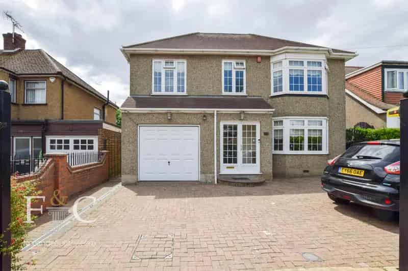 Four Bedroom Detached House Goffs Oak