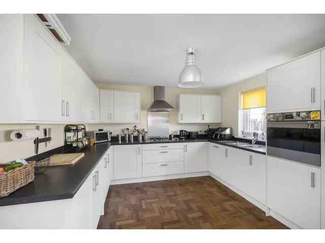 5 bedroom detached house for sale