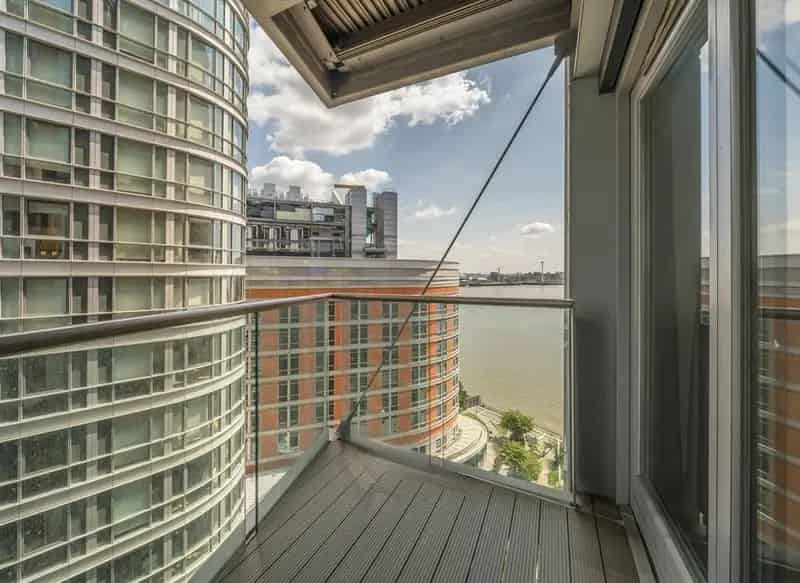 Bright 1-Bed Apartment near Canary Wharf with Balcony