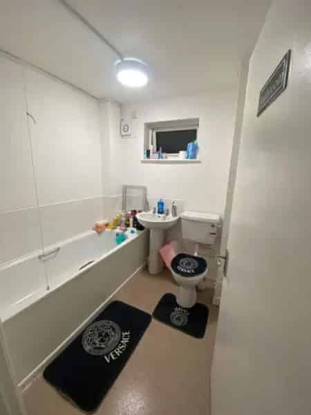 Spacious 1-Bed Flat Near Shops and Transport