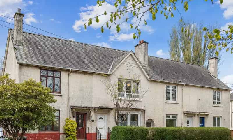 Three Bedroom Mid Terraced Villa in Knightswood Near Train Stations