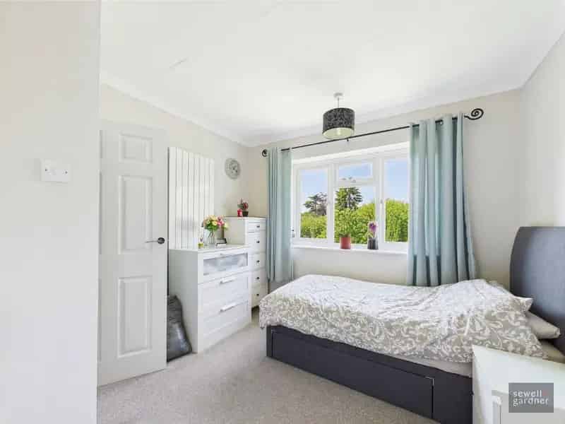 3 Bed Top Floor Apartment Near Watford Junction