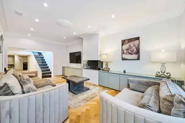 Cottage to rent in Stamford Cottages, London SW10