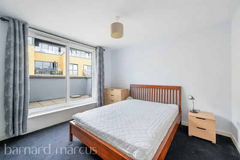 Three Bedroom Penthouse Apartment Near Wandsworth Park