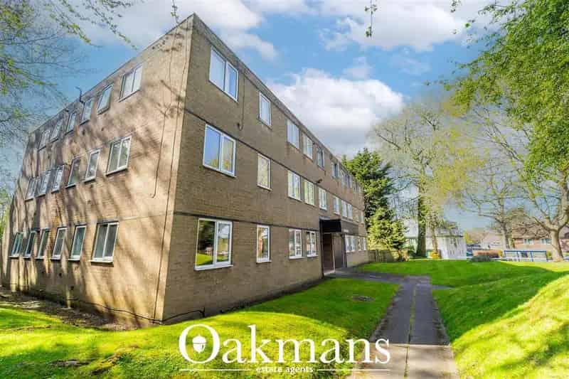 1 Bedroom Flat for Sale Extended Lease No Chain Ground Floor Garage