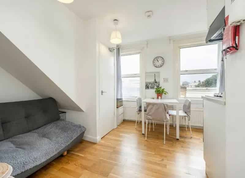 Leytonstone Mid Terrace Flat Open Plan Kitchen Close to Amenities