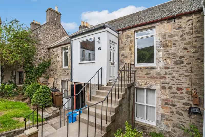 Beautifully Renovated 3-Bedroom Flat with Private Garden