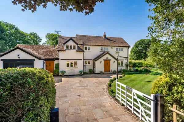 Charming Refined Home with Modern Design and Landscaped Gardens