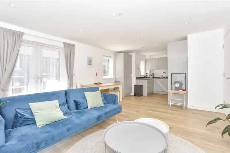 2 Bedroom Apartment for Sale in Chichester - Chain Free