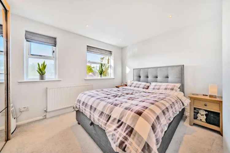 Flat For Sale in London, England