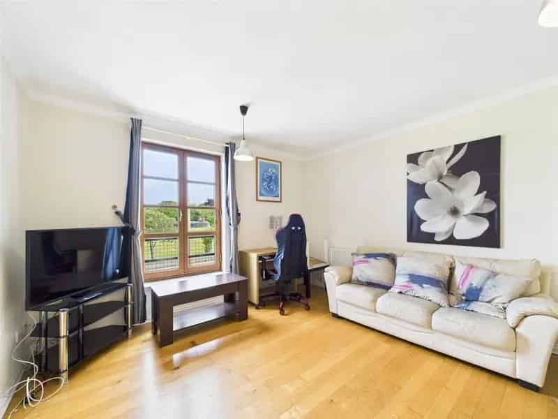 2 Bedroom Apartment to Rent in Kingsknowe Edinburgh